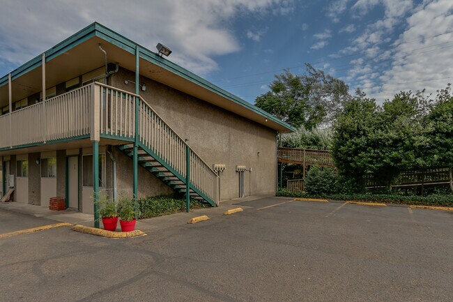 Building Photo - Updated 1-Bedroom, 1-Bath Apartment In Spr...