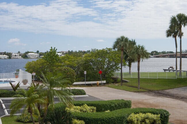 Foto del edificio - 301 Croton Ave