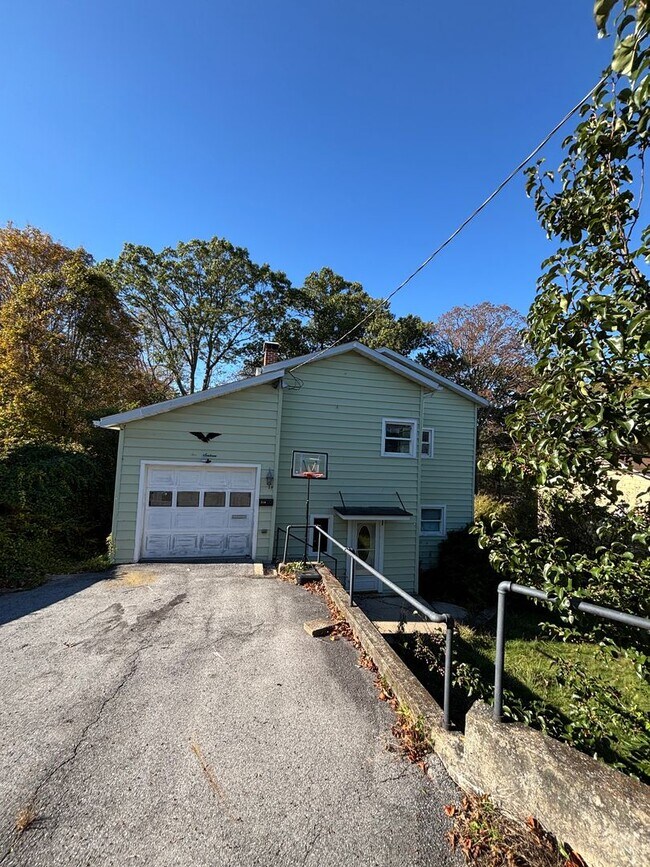 Foto del edificio - Charming 2-Bedroom Single-Family Home with Garage and Off-Street Parking