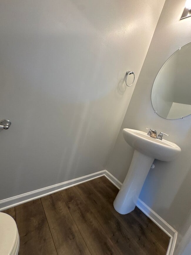 Building Photo - Enjoy Modern Living in This Stylish Woodbridge Glen Townhome!