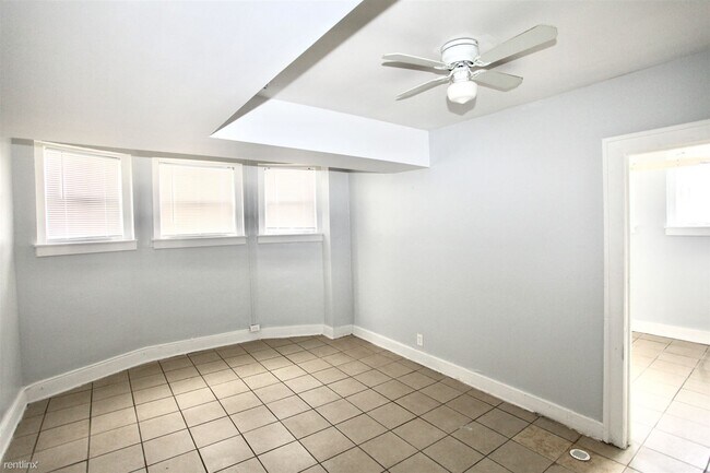 Foto del edificio - 2 br, 1 bath  - 2511 Central St Apt 9B