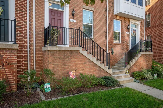 Foto del edificio - Luxury 3-Bed, 4-Bath Townhouse with Modern Amenities