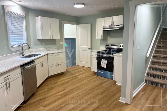 Building Photo - HALF-DEPOSIT SPECIAL! Newly Renovated 4 Be...