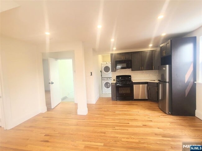 Building Photo - 35 Pangborn Pl