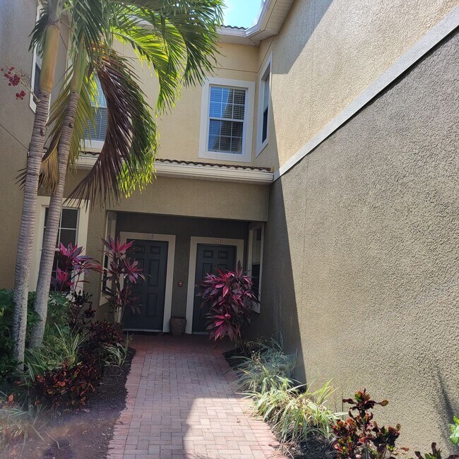 Building Photo - Annual unfurnished newer 3/3 townhome in g...