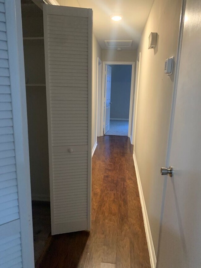 Foto del edificio - 3 BEDROOM BRICK RANCH WITH FENCED IN BACK ...