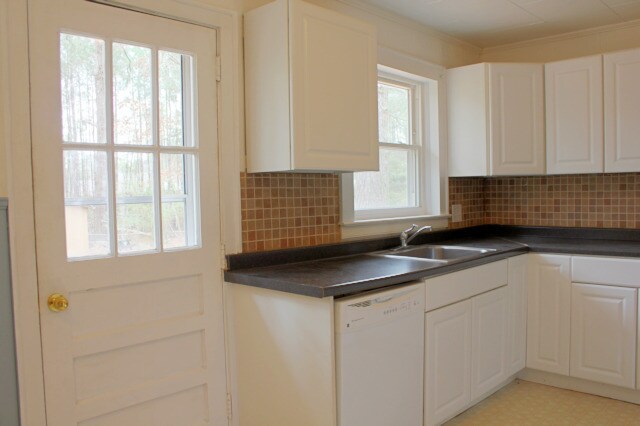 Building Photo - Charming 3 bedroom cottage near Duke Unive...