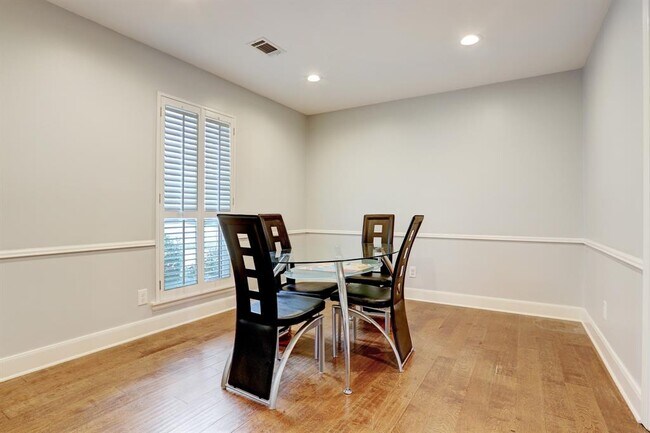 Foto del edificio - 3415 Freshmeadows Dr
