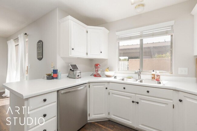 Foto del edificio - Updated townhome in great location!
