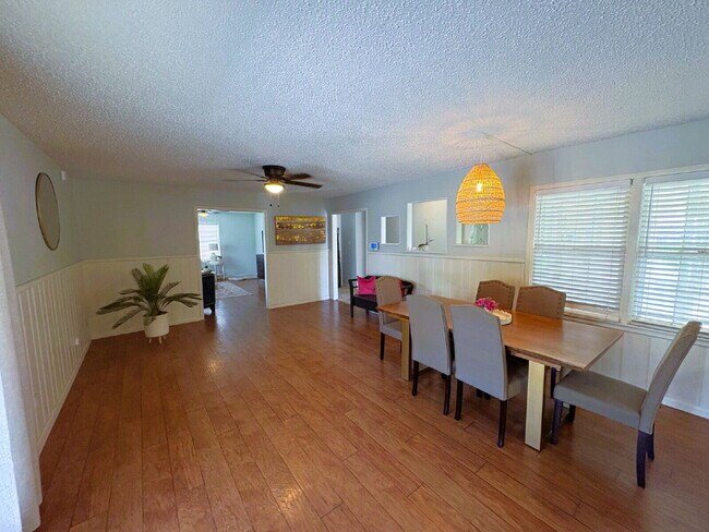 Foto del edificio - Luxurious Three Bedroom Home Located Near ...