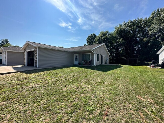 Foto del edificio - 315 Crestview Ln