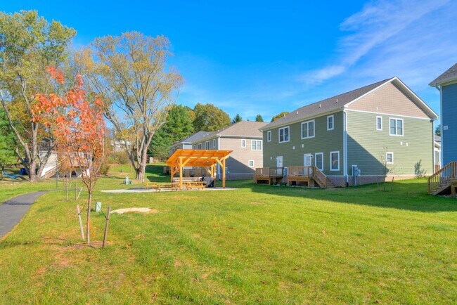 Foto del edificio - 3 Bed 3.5 Bath Townhouse in Uptown Village