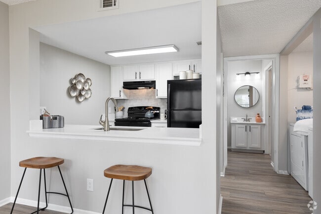 2BR, 2BA - 950SF - Kitchen - Heron Lake