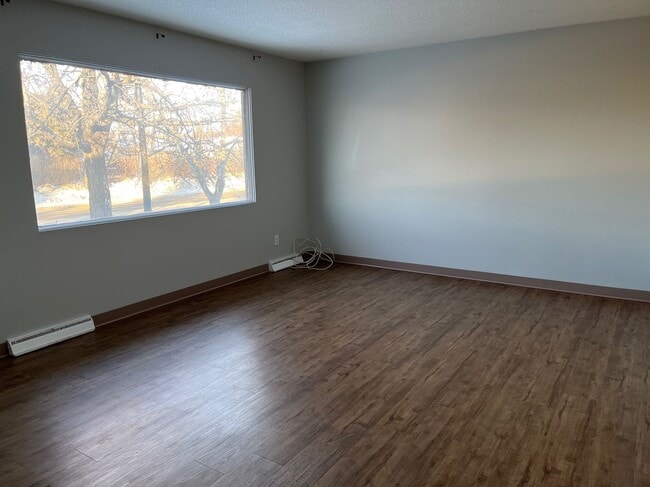 Building Photo - 2 Bed 1 Bath Unit in Red Deer, AB