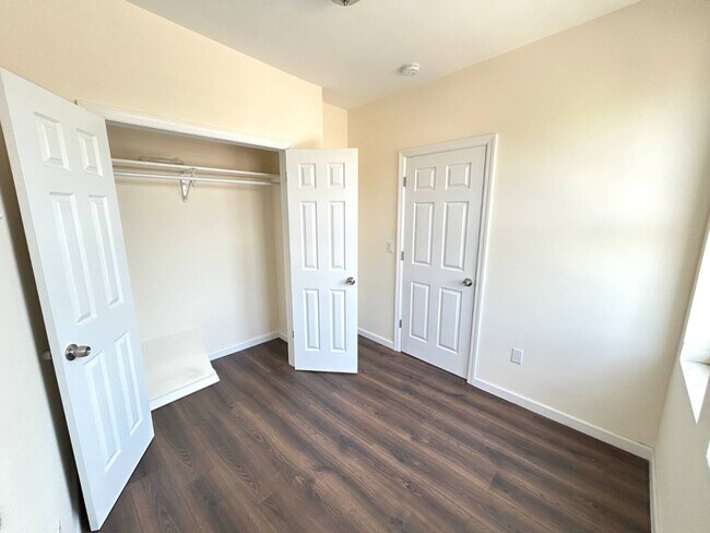 Building Photo - 1406 White Plains Rd