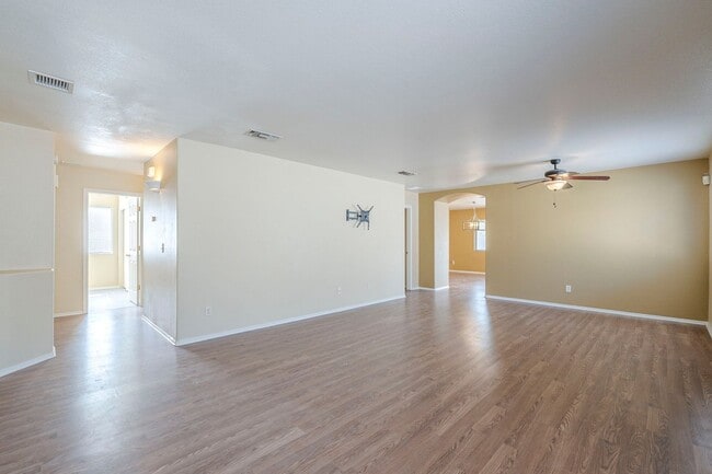 Building Photo - Pending/ Rented - Spacious 3-Bed Tucson Re...