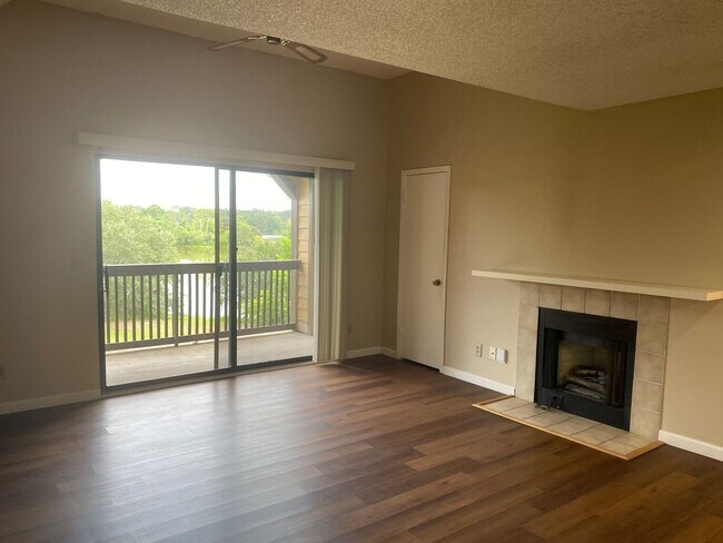 Building Photo - Wonderful 1 Bedroom/1 Bathroom Gated Condo...