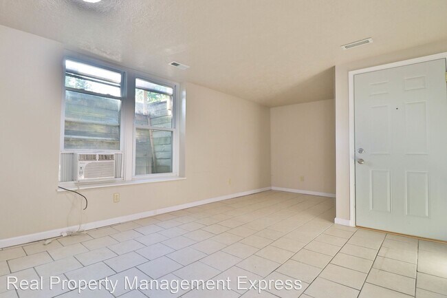 Building Photo - 2 br, 1 bath Apartment - 3225 N Lewis Ave ...