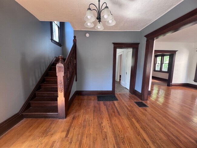 Foto del edificio - Spacious Four Bedroom Home Full of Character!