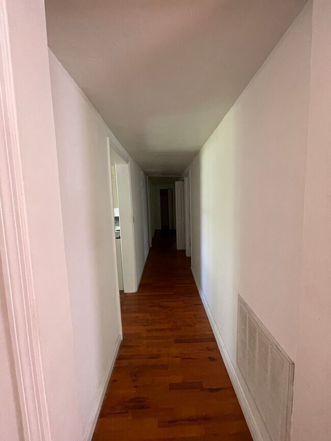Building Photo - 2 bedroom, 1 bath house in Columbia!