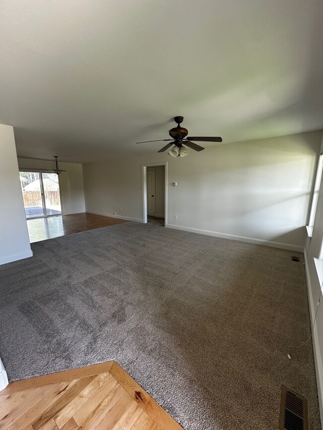 Building Photo - Lovely 3 Bedroom Single Level House- Close to Parks and Schools!