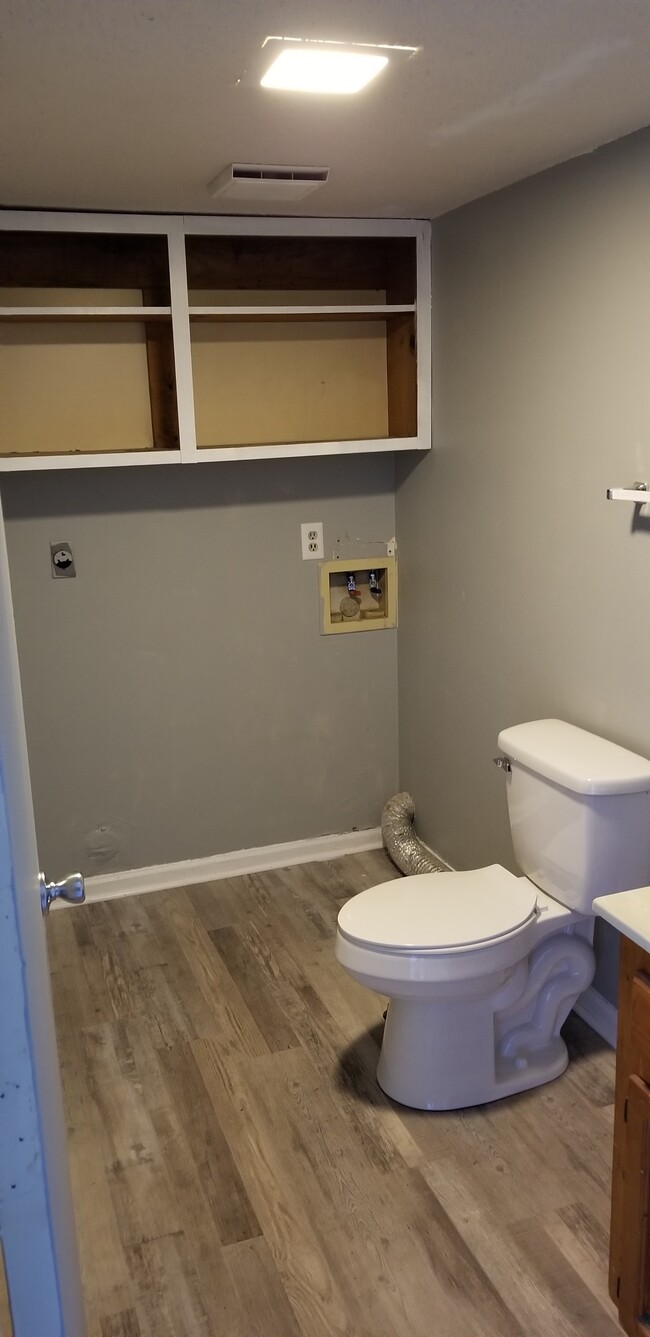 Laundry hook ups & half bath - 4909 Stratford Ln