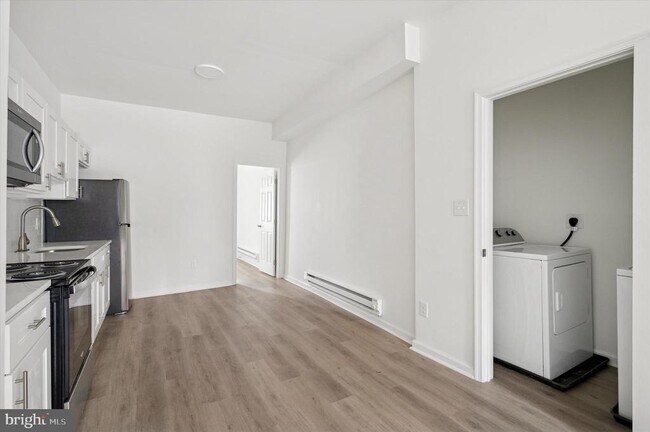 Foto del edificio - 4241 Mantua Ave