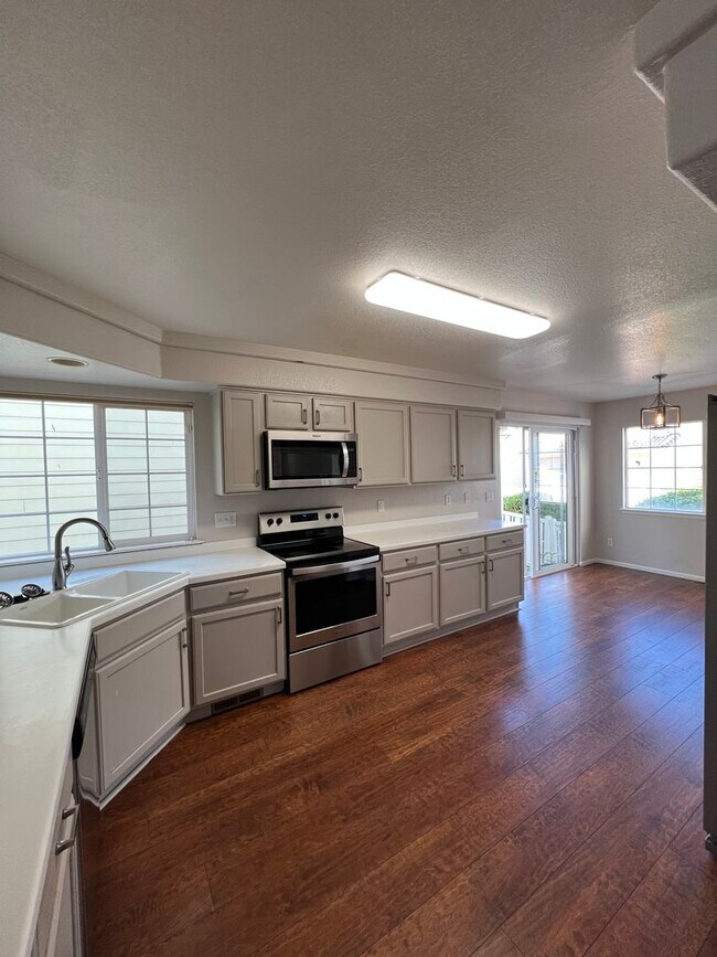 Foto del edificio - Spacious 3 BD/ 3.5 BA Craftsman Home in Br...