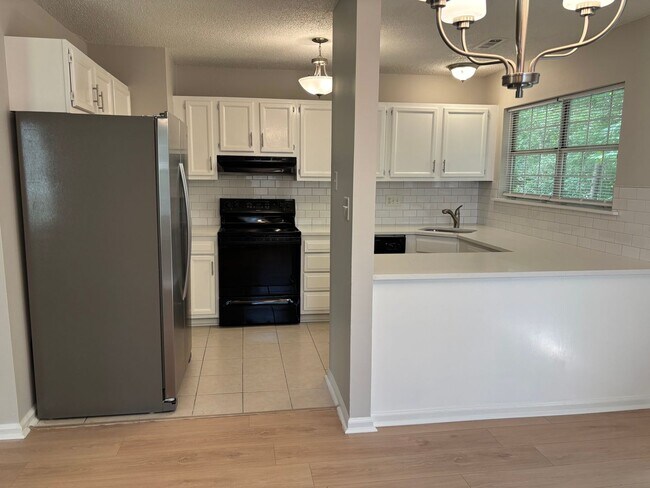 Building Photo - Move-in ready home in Old Oaks!