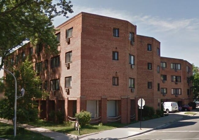 Building Photo - 7222 N Damen Ave