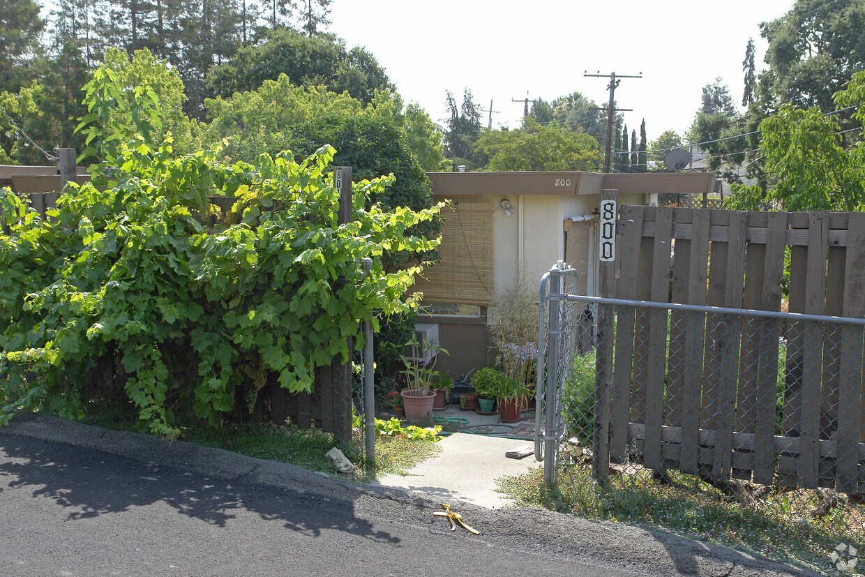 Building Photo - 800-814 Bella Vista Ave