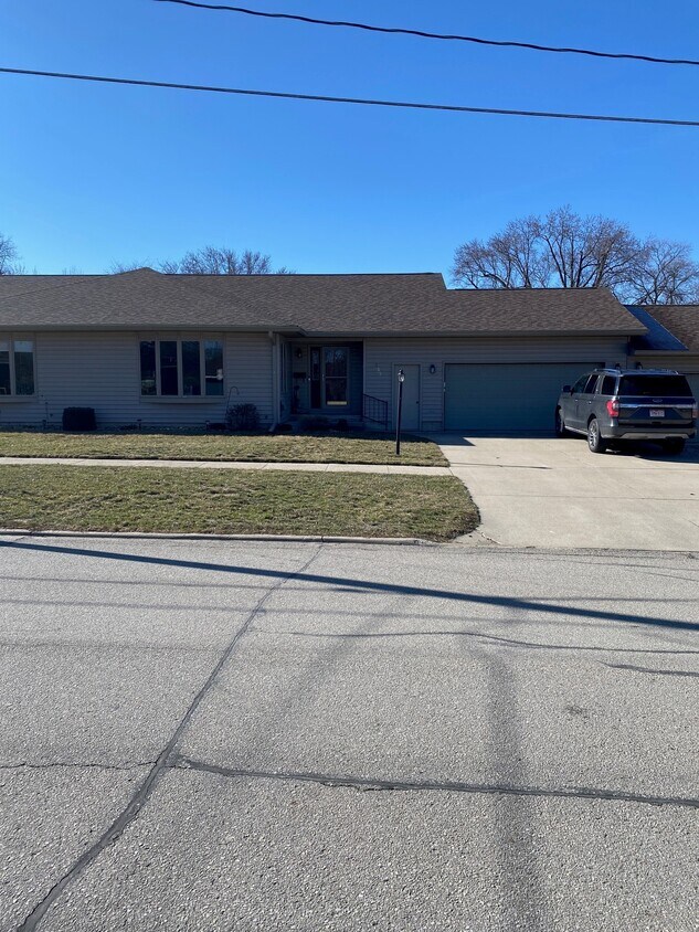 235 W 8th St, Garner, IA 50438 House Rental in Garner, IA