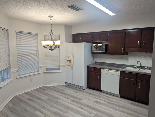 Building Photo - 3/2 Oakridge West Subdivision