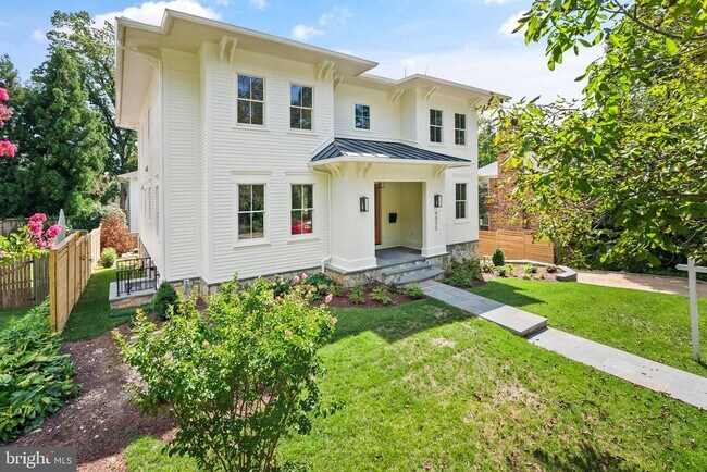 Foto del edificio - 5022 Cathedral Ave NW