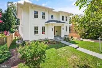 Building Photo - 5022 Cathedral Ave NW