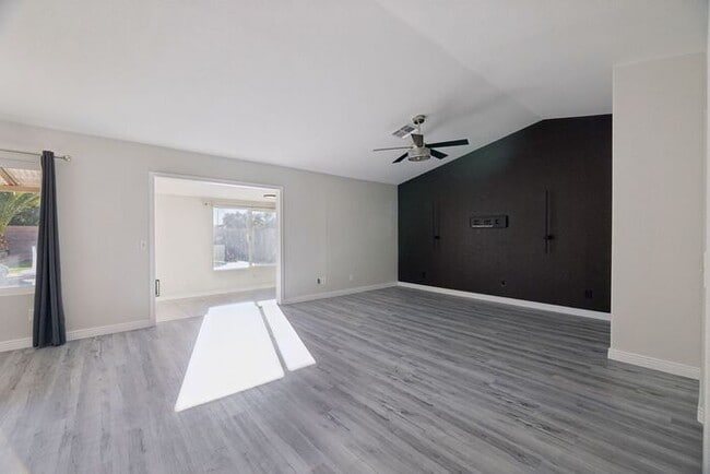 Building Photo - 1057 S Jamaica Way