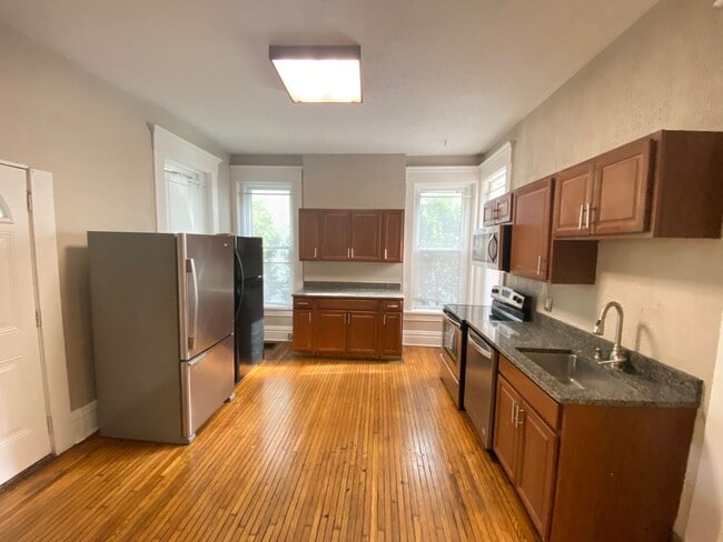 Building Photo - Beautiful Six Bedroom House Just Outside T...