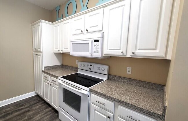 Foto del edificio - Beautiful Three Bedroom Condo available fo...