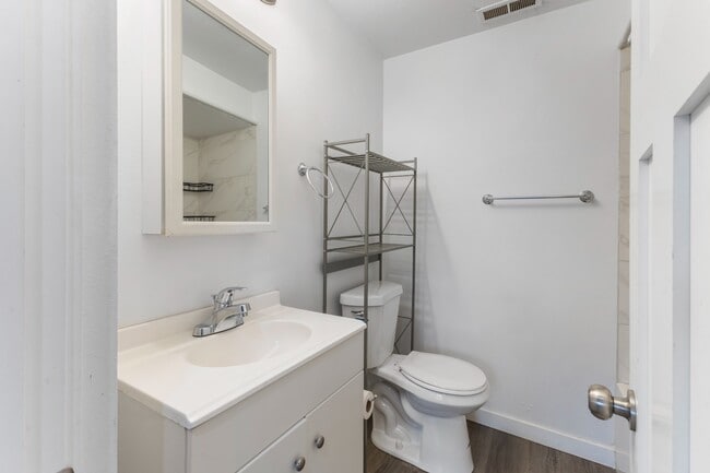 Building Photo - Modern 2-Bed Apartment in Heart of Tacoma