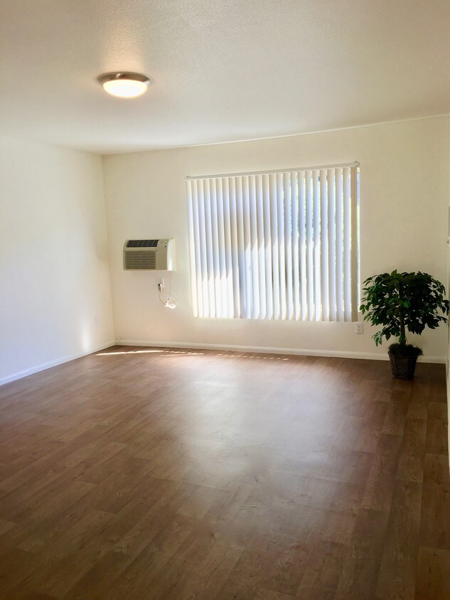 Foto principal - 1351 S Maple St