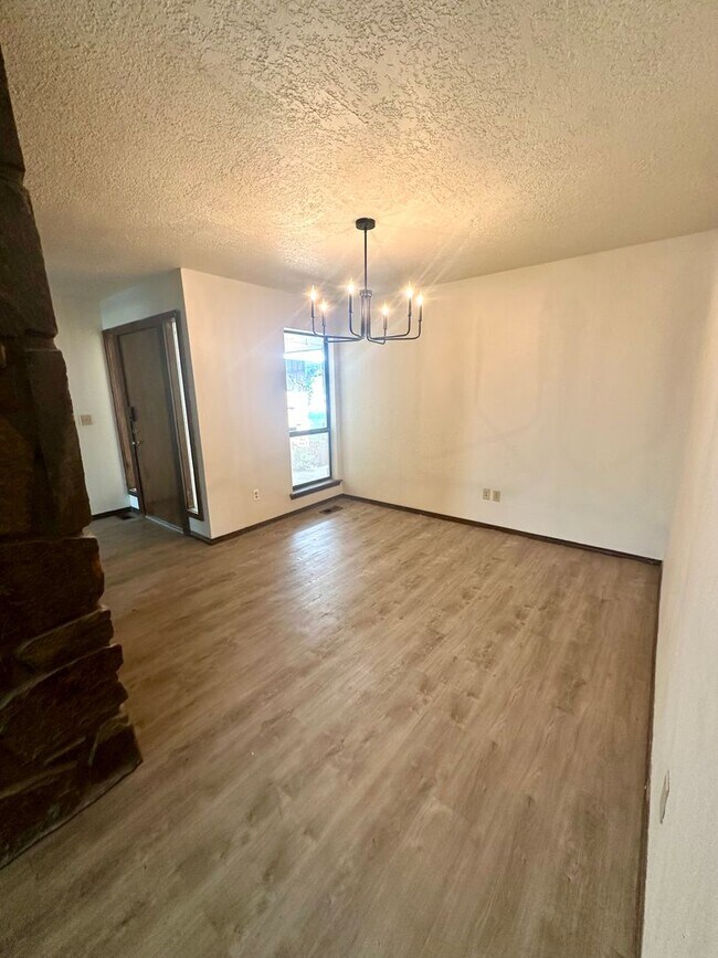 Foto del edificio - Spacious 3 Bedroom, 2 Bath Home!  Don't Mi...