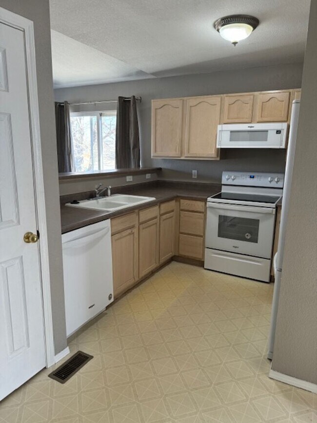 Foto del edificio - ALL PROSPECTIVE TENANTS MUST SUBMIT A $58 NON-REFUNDABLE APPLICATION FEE PER APPLICANT ONLINE AND...