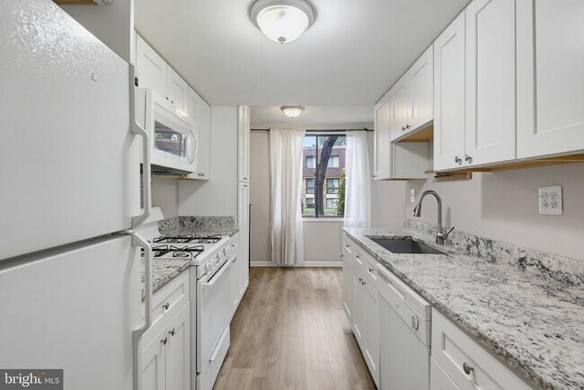 Foto del edificio - 5247 W Running Brook Rd