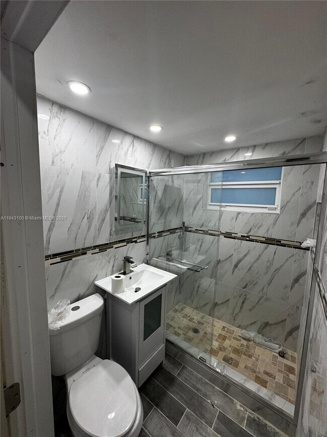 Foto del edificio - 4730 Pine Tree Dr