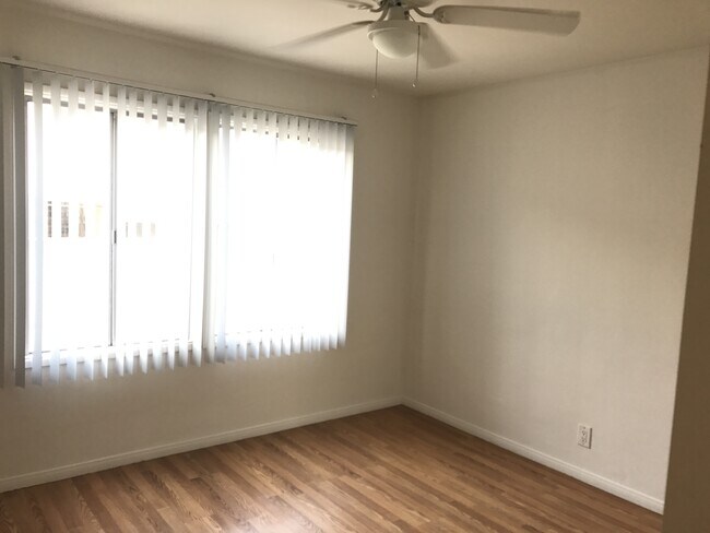 Foto del edificio - 348 E Providencia Ave