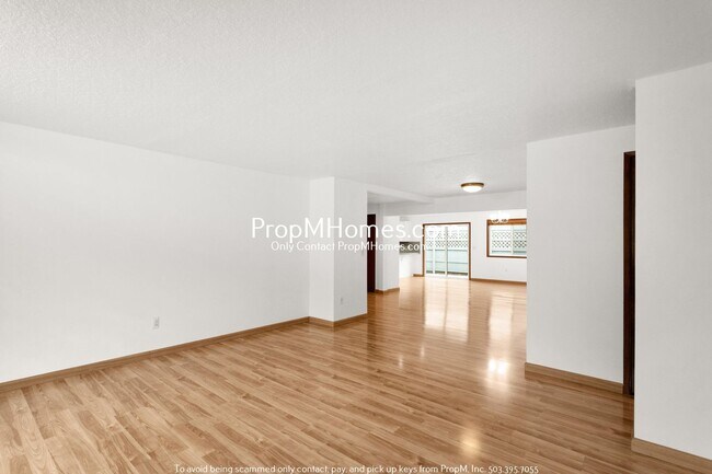 Foto del edificio - Updated Five Bedroom Beauty in NE!