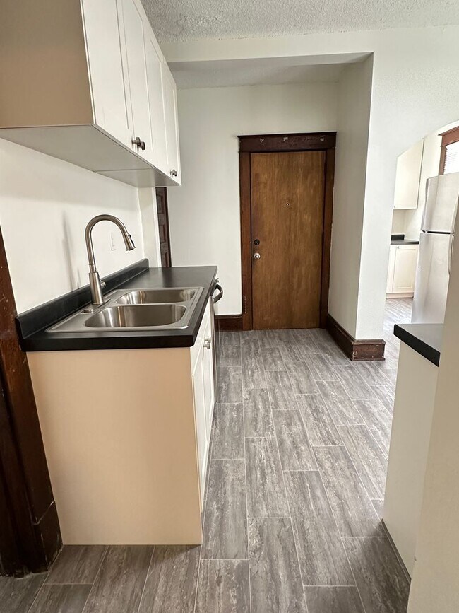 Building Photo - 1024-1026 15th Ave SE