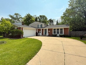 Building Photo - 1807 S Surrey Ridge Dr
