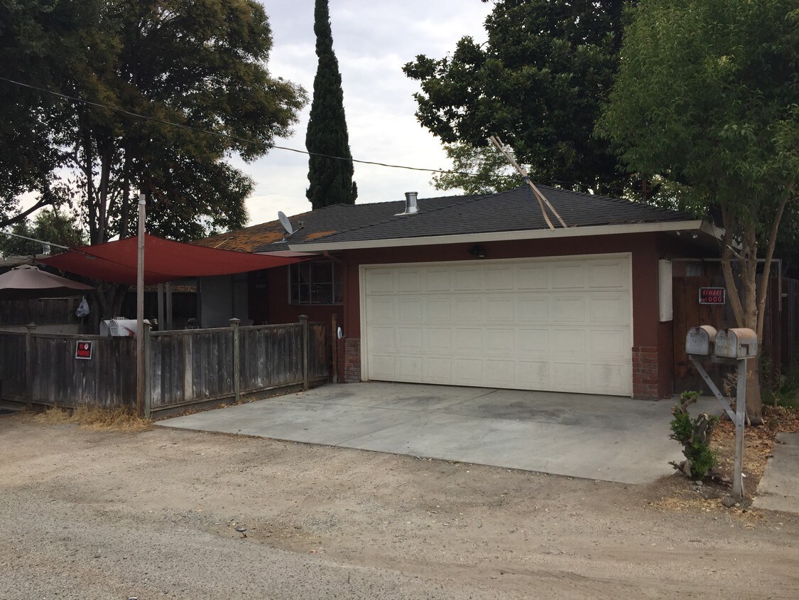 Primary Photo - 2076 Oakwood Dr