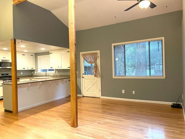 Foto del edificio - Lovely 2 bedroom, recently remodeled Grann...
